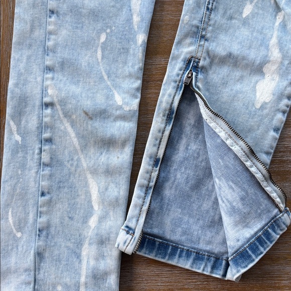 Hyper Denim Light wash Distressed Men’s Jeans - Picture 4 of 8